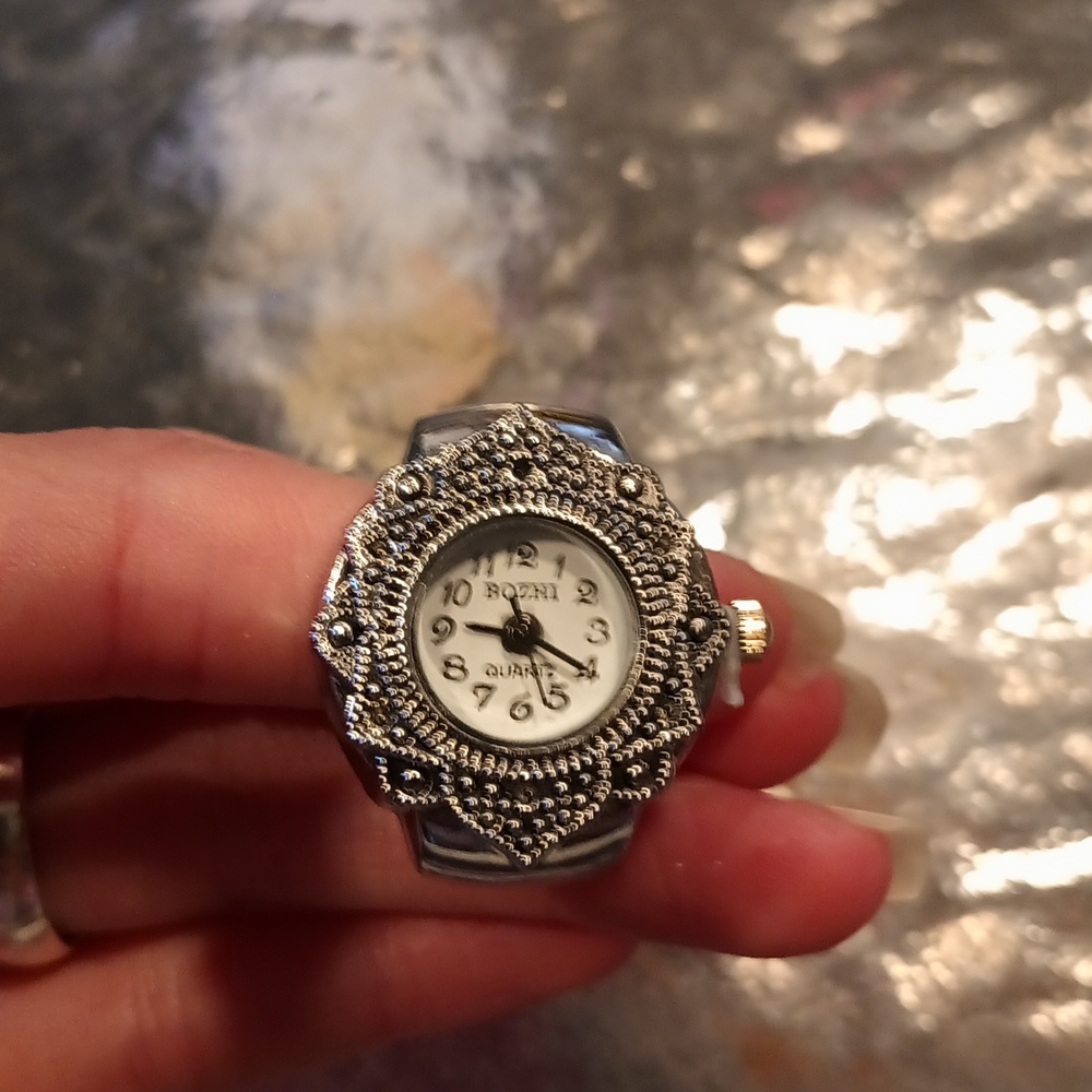 Bozhi  quartz filagree watch ring